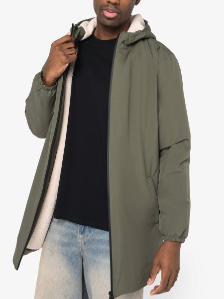 mannequin homme de face portant la Veste écoresponsable imperméable doublée en sherpa unisexe personnalisable mannequin homme de face portant la Veste écoresponsable imperméable doublée en sherpa unisexe personnalisable