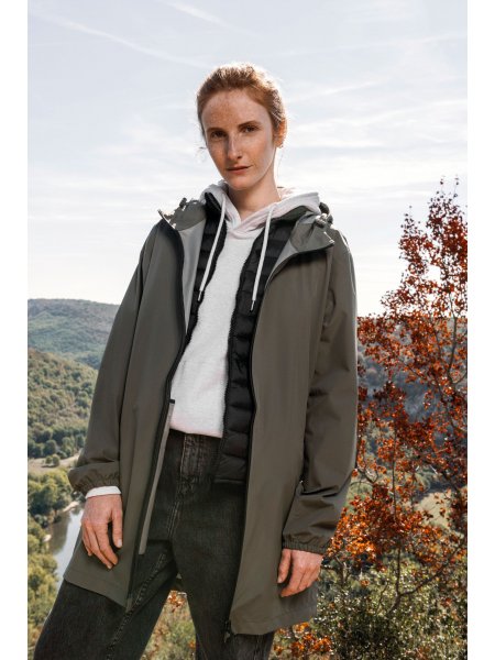 femme portant veste organic khaki à personnaliser