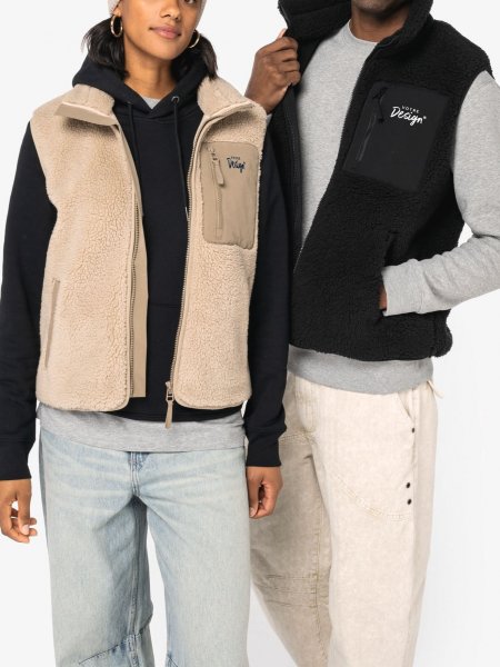 mannequin femme et mannequin homme de face portant le Bodywarmer écoresponsable en sherpa unisexe personnalisable