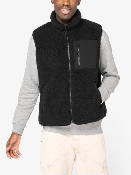 mannequin homme de face portant le Bodywarmer écoresponsable en sherpa unisexe personnalisable