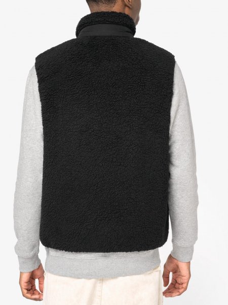 mannequin homme de dos portant le Bodywarmer écoresponsable en sherpa unisexe personnalisable