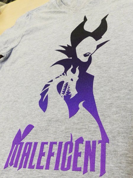 Le t-shirt GI64V00L en coloris RS Sport Grey avec marquage par impression numérique directe (DTG) Le t-shirt à col V GI64V00L en coloris RS Sport Grey avec marquage par impression numérique directe (DTG)