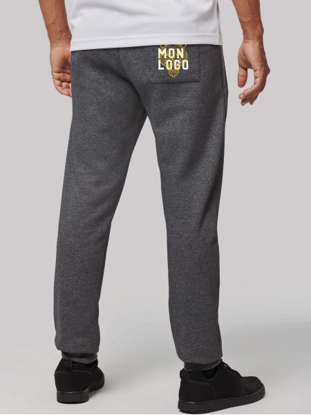 Dos du pantalon de jogging pour homme PA1012 avec exemple de logo imprimé sur la poche arrière