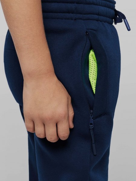 Zoom sur une des poches latérales avec intérieur fluo sur le jogging pour enfant PA1013 en coloris Sporty Navy