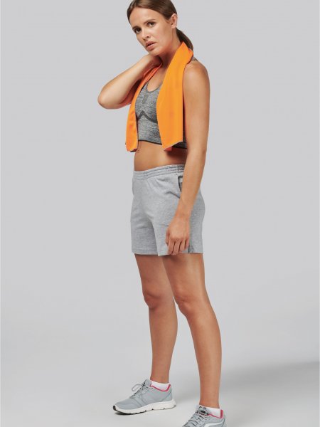 Short en coton pour femme PA152 en coloris Oxford Grey porté avec une tenue de sport