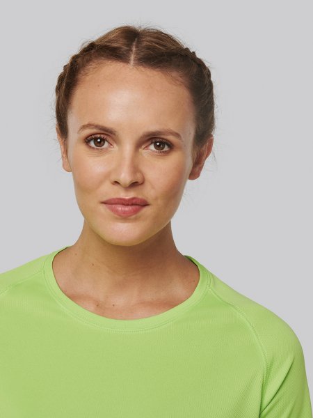 Zoom sur le col et les manches raglan du t-shirt de sport femme PA4013 en coloris Lime