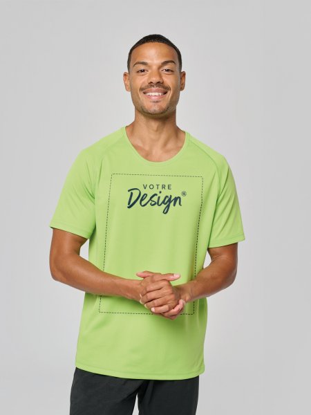 Un homme qui porte un t-shirt sport PA438 en coloris Lime avec un logo