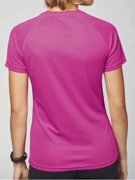 Le t-shirt PA439 de dos en coloris Fuchsia Le mannequin femme porte le t-shirt respirant PA439 à personnaliser de dos en coloris Fuchsia