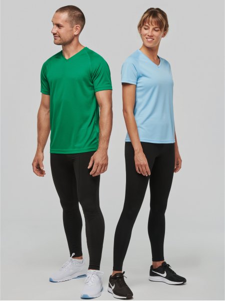 Un homme et une femme portent les tee shirts de sport col V PA476 en coloris Kelly Green et PA477 en coloris Sky Blue