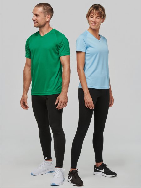 Un homme et une femme portent les tee shirts de sport Col V PA476 en coloris Kelly Green et PA477 en coloris Sky Blue
