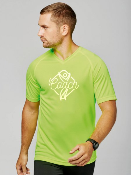 Exemple de logo floqué sur le devant du tee shirt de sport pour homme col V PA476 en coloris lime