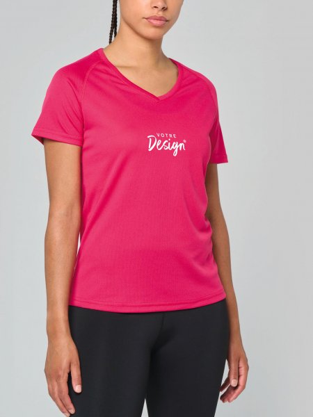 mannequin femme de face portant le T-shirt de sport manches courtes col v femme mannequin femme de face portant le T-shirt de sport manches courtes col v femme