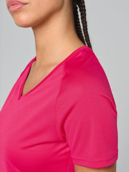 zoom sur le col du T-shirt de sport manches courtes col v femme zoom sur le col du T-shirt de sport manches courtes col v femme