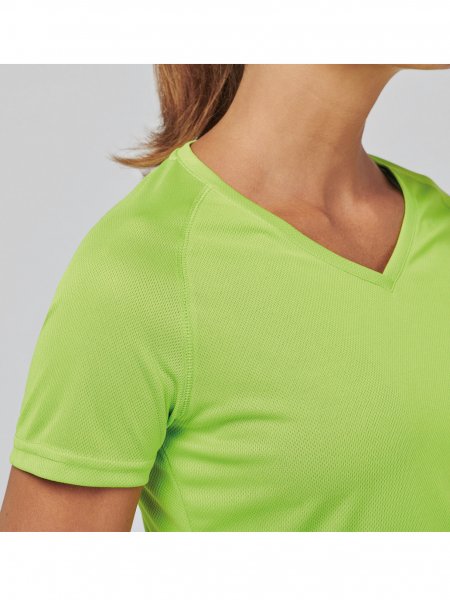 Zoom sur les détails du col V et des manches raglan du tee shirt de sport pour felle PA477 en coloris Lime