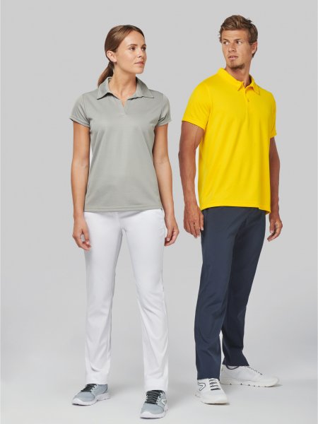 Une femme porte le polo de sport PA483 en coloris Fine Grey et un homme porte le polo PA482 en coloris True Yellow