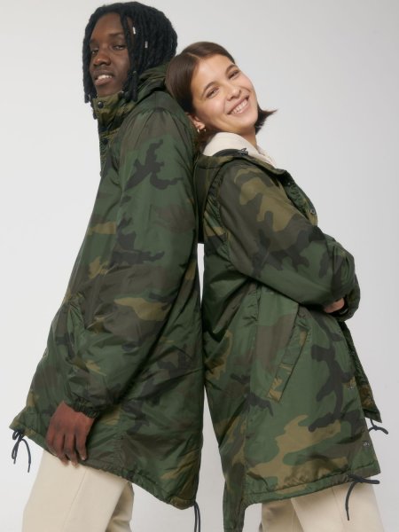 Un homme et une femme portent la veste Padded Parker AOP