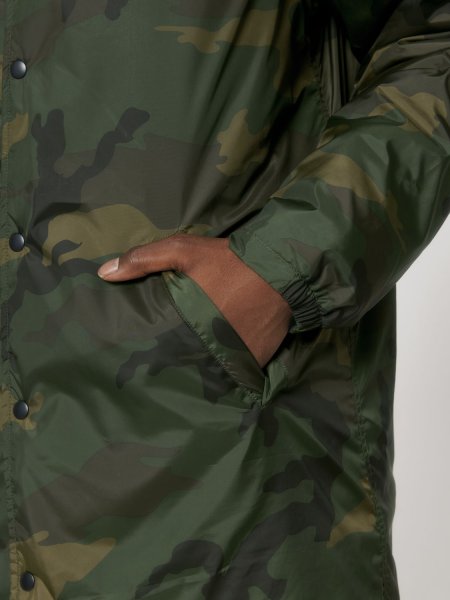 Zoom sur les détails de la poche Padded Parker AOP camouflage