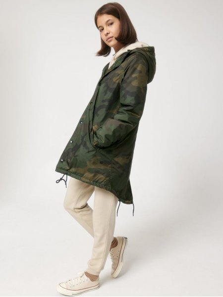 Une femme porte la veste Padded Parker AOP camouflage