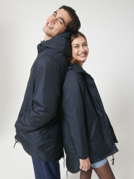 Un homme et une femme portent la veste Padded Parker en French Navy