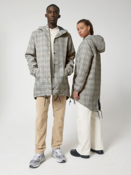 Un homme et une femme portent la veste parka Padded Parker tweed