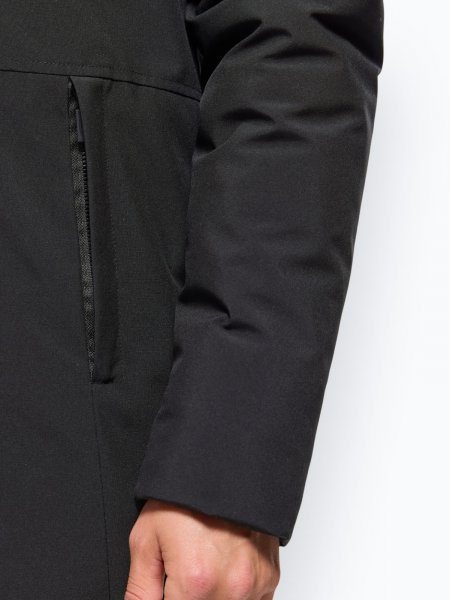 Mannequin homme portant la parka PK543 couleur noir avec zoom sur la manche