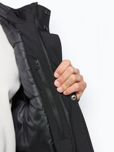 Mannequin homme portant la parka PK543 couleur noir avec zoom sur la poche intérieure