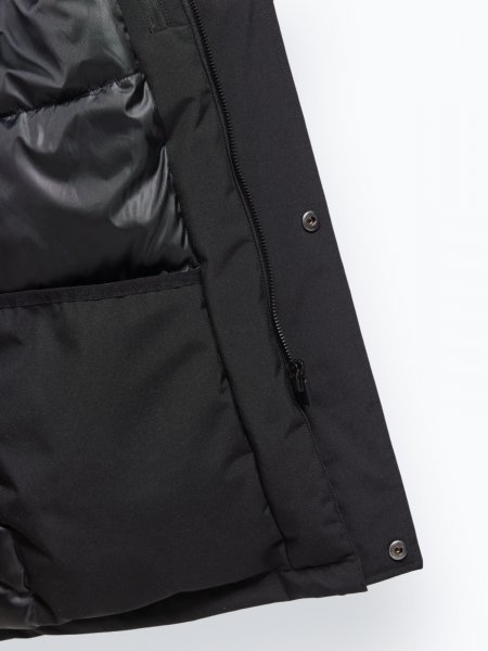 Mannequin homme portant la parka PK543 couleur noir avec zoom sur la seconde poche intérieure
