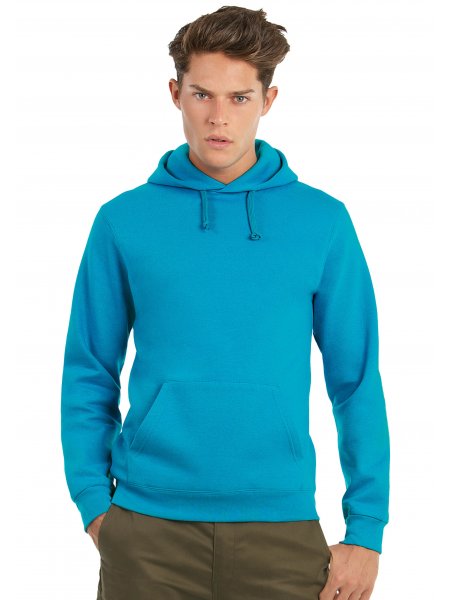 Le sweat à capuche et poche kangourou CGWUI21 à personnaliser en coloris Atoll Le mannequin homme porte le sweat CGWUI21 à capuche et poche kangourou à personnaliser en coloris Atoll