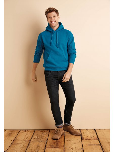 Le sweat à capuche GI18500 à personnaliser en coloris Antique Sapphire Le mannequin homme porte le sweat à capuche et poche kangourou personnalisable GI18500 en coloris Antique Sapphire