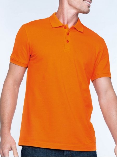 Le polo K254 à personnaliser en coloris Orange. Le mannequin homme porte le polo à personnaliser K254 à manches courtes en coloris Orange.