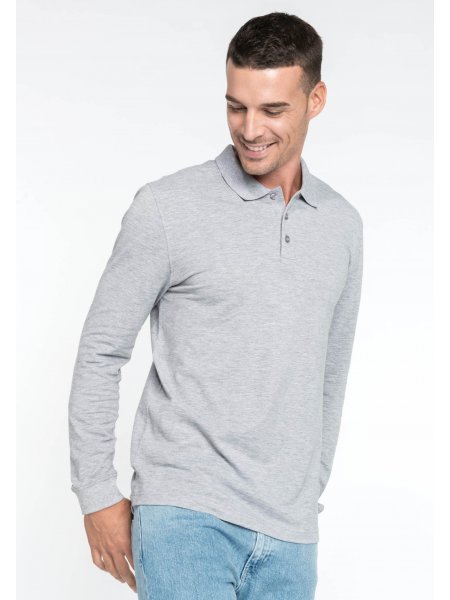 Le polo K256 à personnaliser en coloris Oxford Grey. Le mannequin homme porte le polo à manches longues K256 à personnaliser en coloris Oxford Grey.