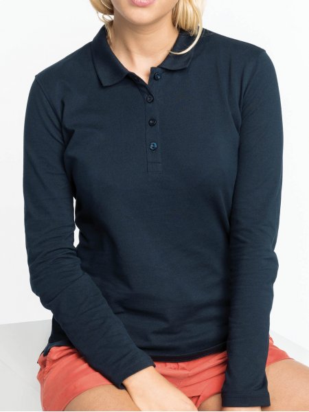 Le polo K257 à manches longues personnalisable en coloris Navy. Le mannequin femme porte le polo à manches longues K257 personnalisable en coloris Navy.