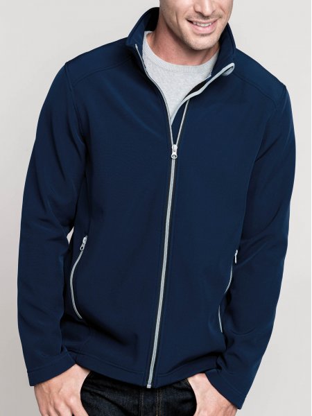 La veste softshell K424 à personnaliser en coloris Navy Le mannequin homme porte la veste softshell K424 à personnaliser en coloris Navy