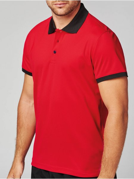 Le polo PA489 à personnaliser en coloris Red/Black. Le mannequin homme porte le polo PA489 à personnaliser en coloris Red/Black.