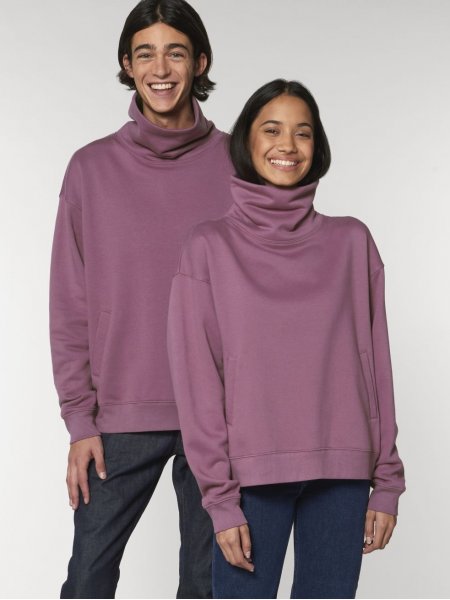 Un homme et une femme portent des sweats col montant Strider en coloris Mauve