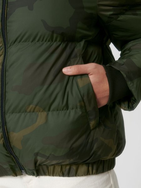 Zoom sur les détails de la poche de la veste Puffer AOP