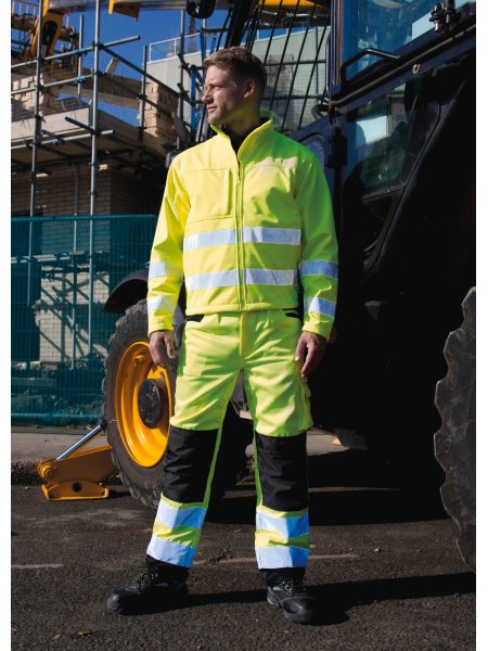 Veste softshell haute visibilité R117 en coloris Safety Yellow portée de pied en cap sur un chantier