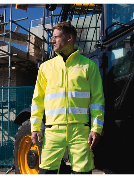 Veste softshell haute visibilité R117 en coloris Safety Yellow portée sur un chantier