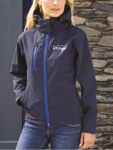 mannequin femme de face portant la Veste Softshell Capuche Femme mannequin femme de face portant la Veste Softshell Capuche Femme