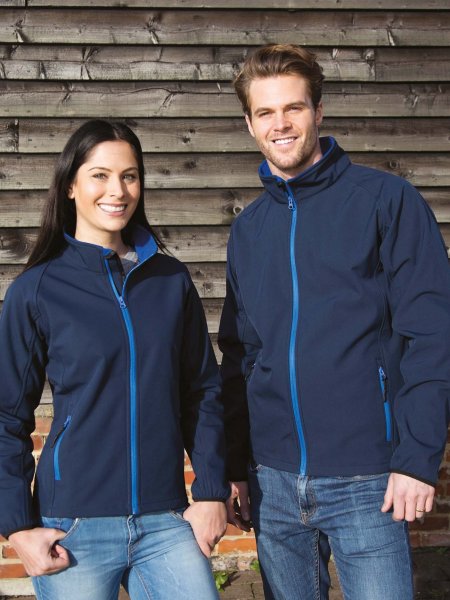 Un homme et une femme portent des vestes softshells R231M et R231F en coloris Navy/Royal