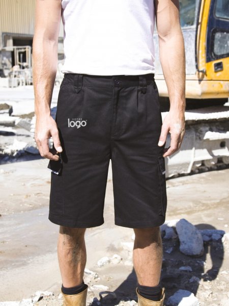 Mannequin homme de face portant le short de travail multipoches R309X en coloris Black avec emplacement logo personnalisé