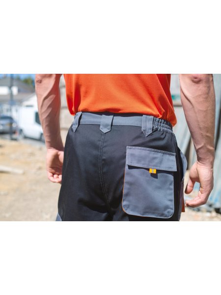 Poche arrière du short de travail Lite R319X en coloris Black / Grey / Orange porté
