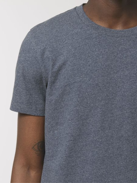 Zoom sur le col et la manche du tee-shirt en coton bio recyclé Re-Creator en coloris Re-Navy