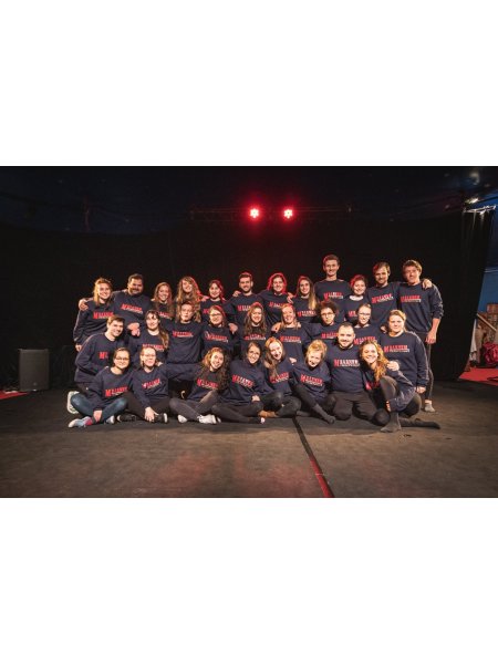 Sweats personnalisés - Gildan GI1800 - pour M Barnum, une comédie musicale itinérante sous chapiteau. Merci à eux pour la photo !