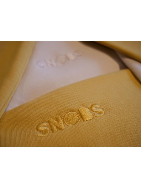 Broderie ton sur ton du logo Les Snobs