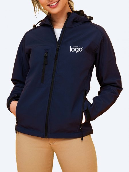 Veste softshell à capuche femme Replay Women navy portée, personnalisée avec votre logo sur le cœur Veste softshell à capuche femme Replay Women navy portée, personnalisée avec votre logo sur le cœur