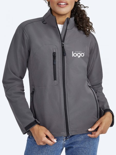 Veste softshell femme Roxy gris portée, personnalisée avec votre logo imprimé sur la poitrine Veste softshell femme Roxy gris portée, personnalisée avec votre logo imprimé sur la poitrine