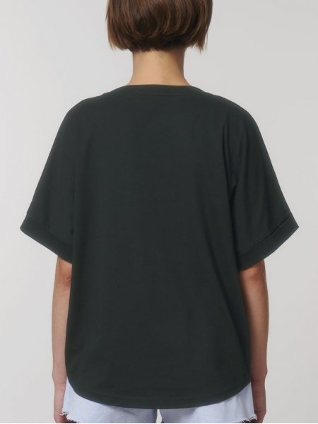 Femme portant le t-shirt Stanley / Stella Rocker référence STTW089 de couleur Black de dos