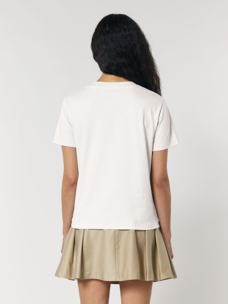 femme de dos portant le t-shirt Muser personnalisable en coloris off-white