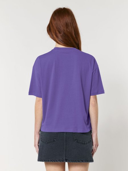 femme en vue de dos, portant le t-shirt personnalisable Nova en coloris purple love